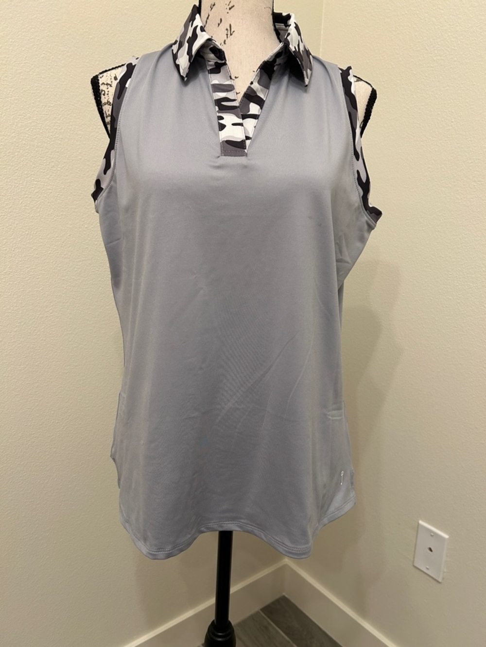 Belyn Key Sleeveless Polo Tank Top in Light Gray with Black-White Camo Trim
